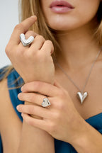 Anello statement classico a forma di cuore