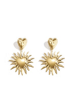 Orecchini a forma di cuore con sole pendente