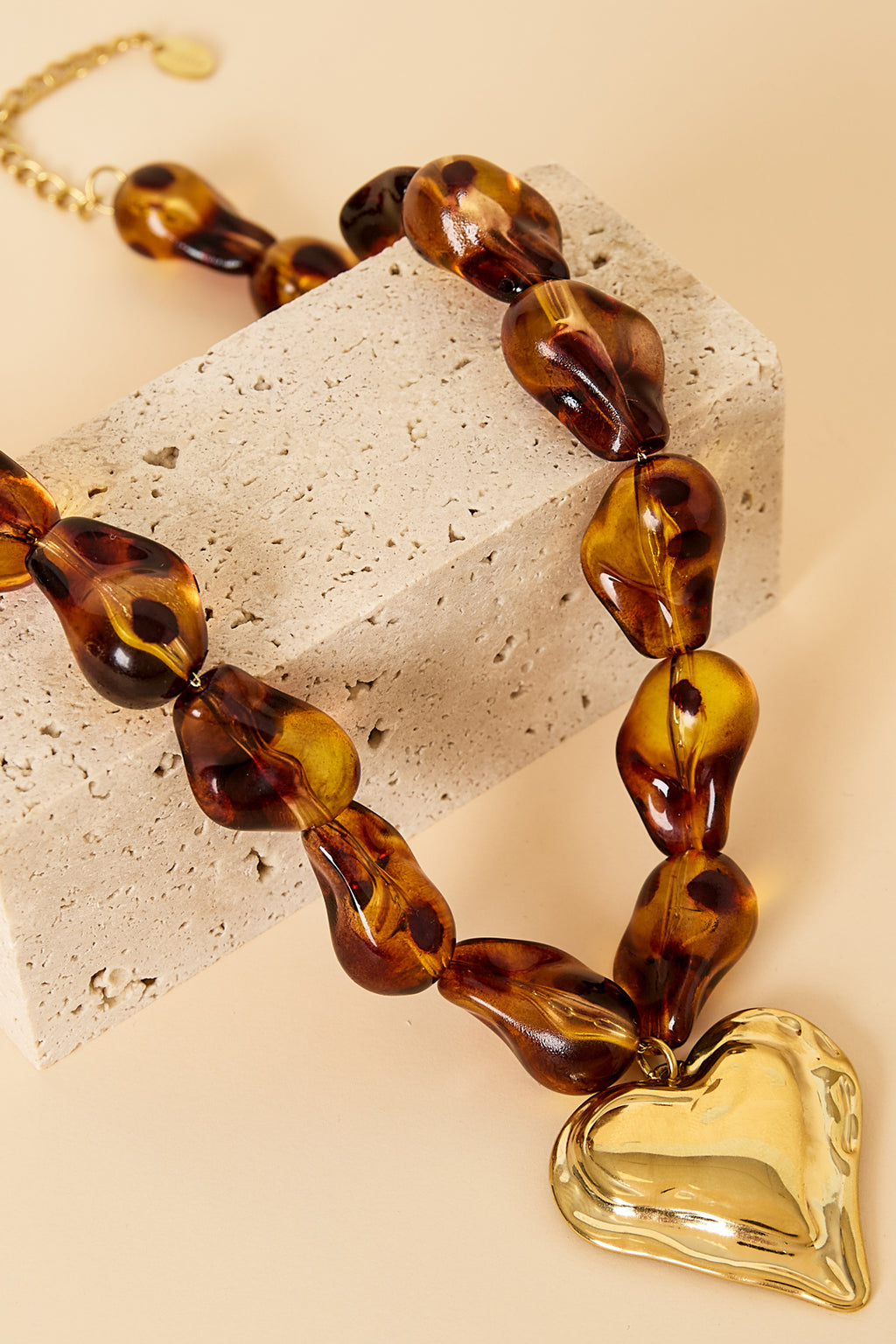 Collana di perline con perline dalla forma naturale e un cuore pendente.