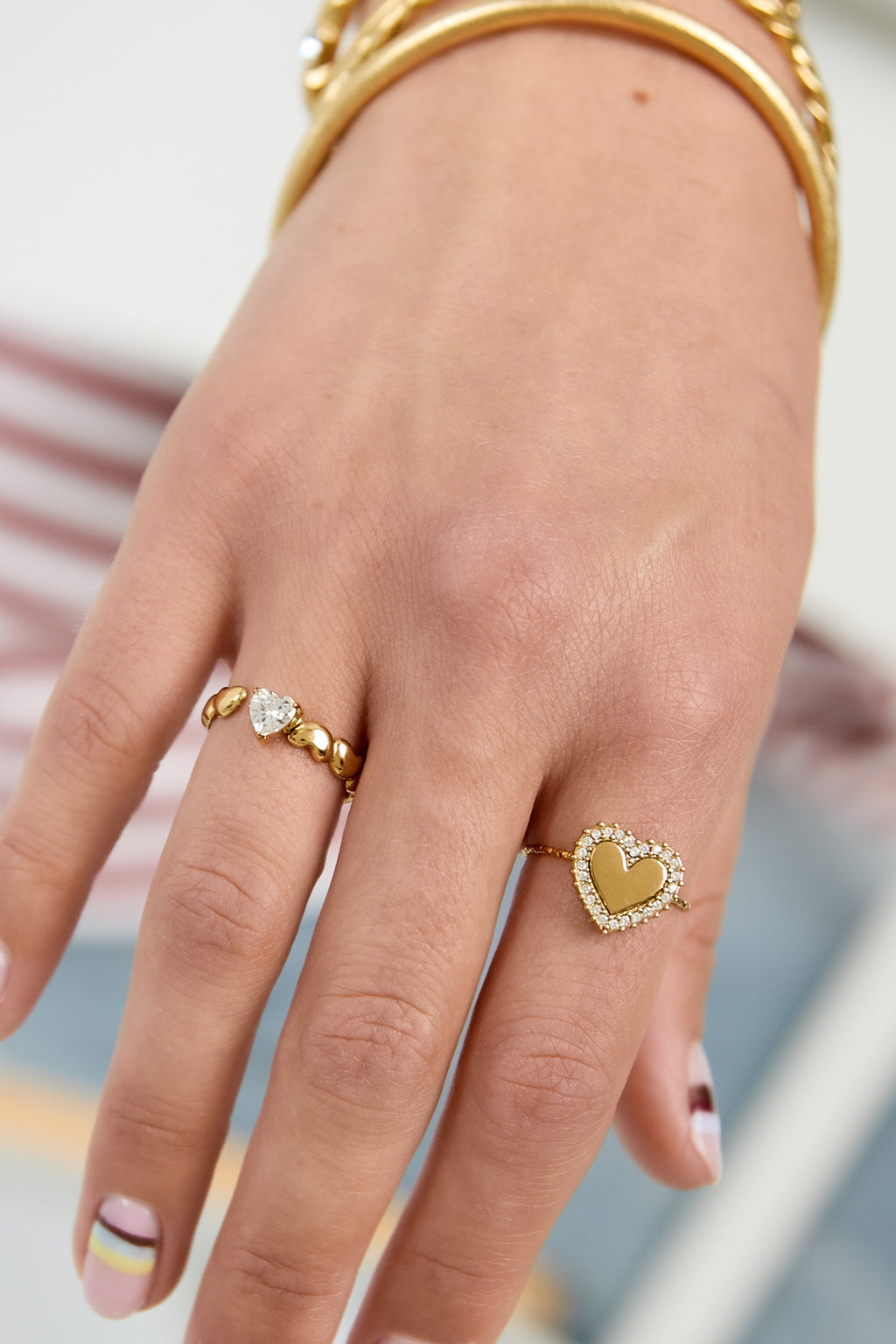 Anello con cuori e zirconi cubici alternati
