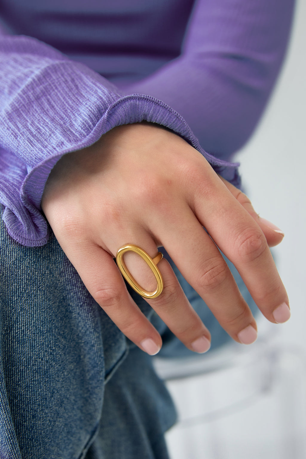 Anello vistoso di forma ovale e minimalista