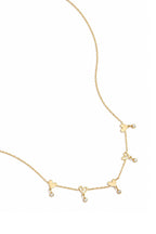 Collana con cuori alternati e pietre pendenti