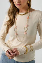 Collana lunga con perline di varie forme e dimensioni