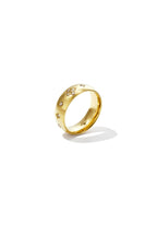 Anello con pietre a forma di trifoglio
