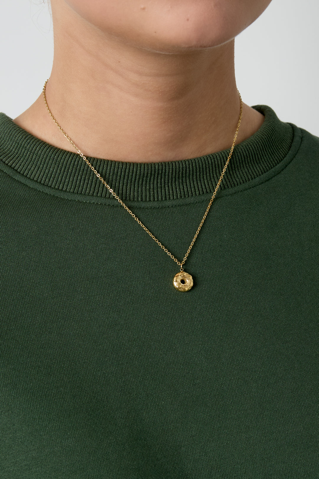 Collana con ciondolo a forma di ciambella