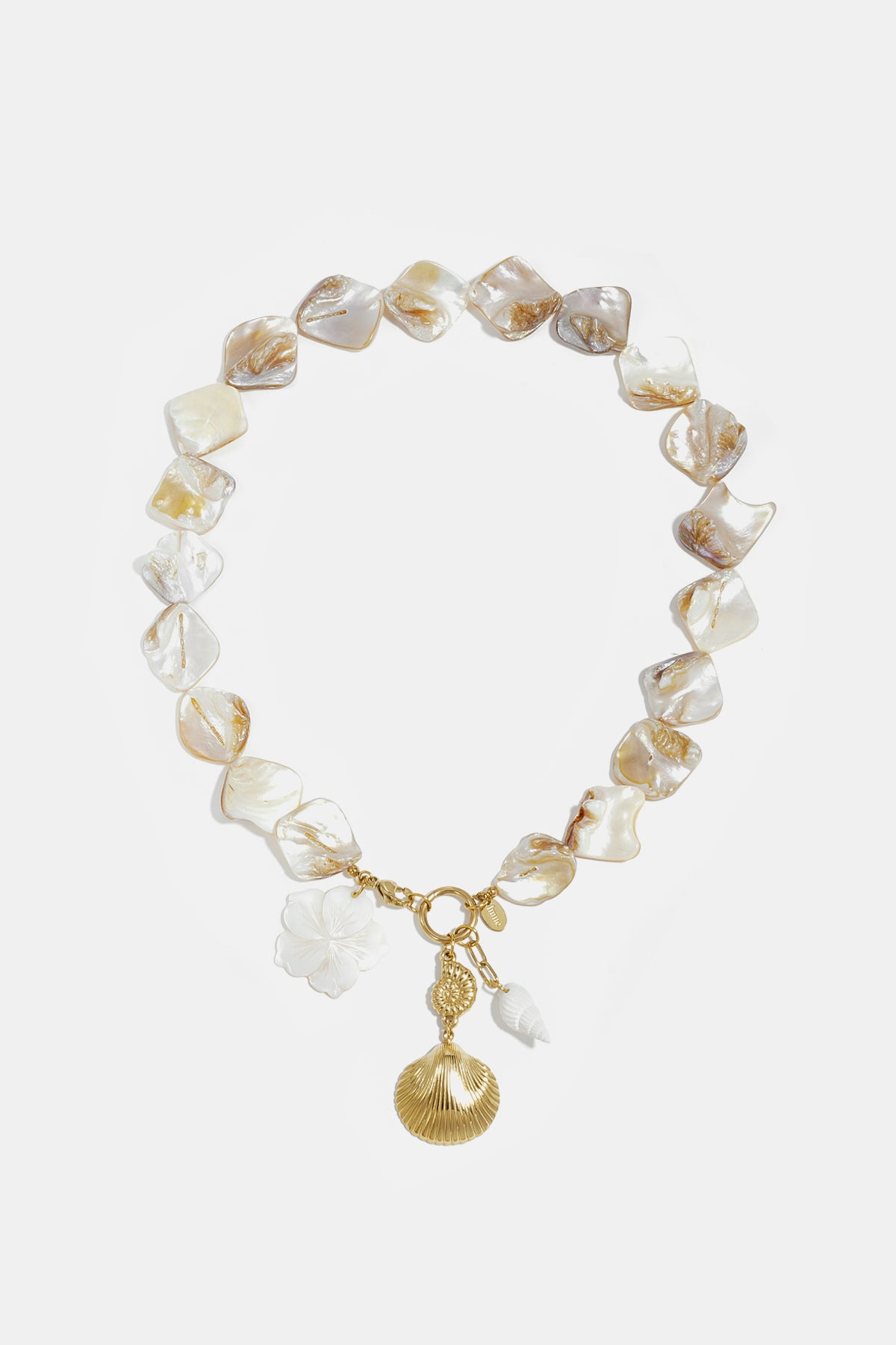 Collana con perline di conchiglie, perle e conchiglie pendenti