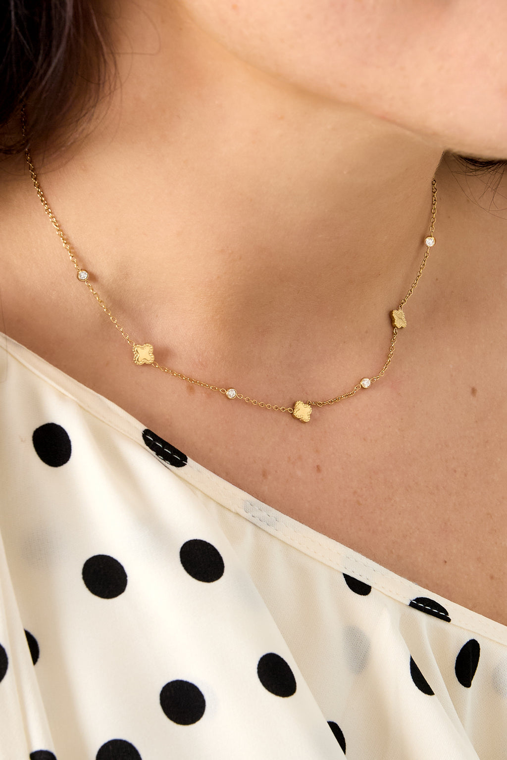 Collana con trifogli e pietre rotonde di zirconi cubici