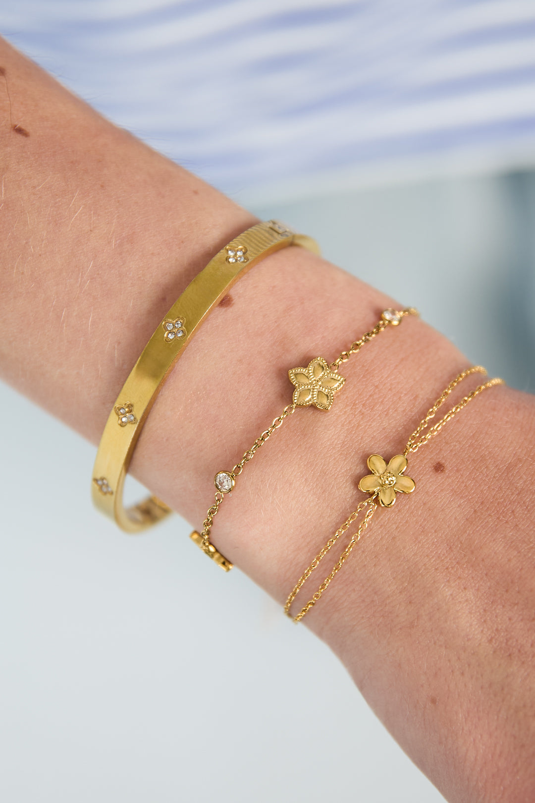 Bracciale con motivo alternato di fiori e pietre