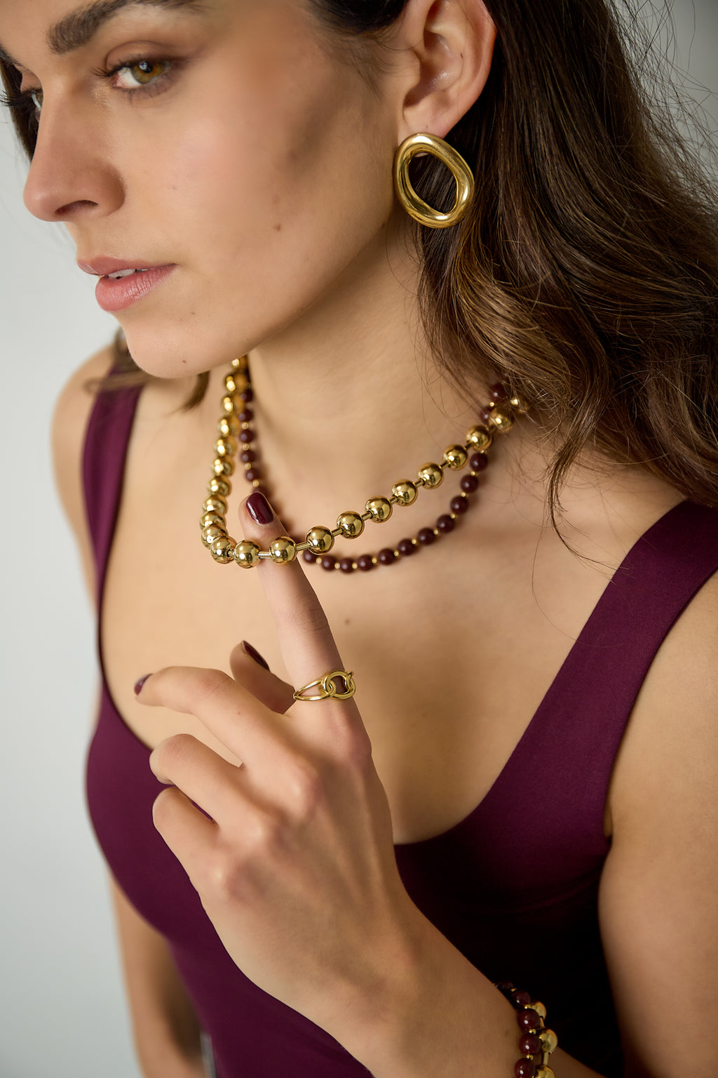 Collana a maglie con perline dorate e colorate