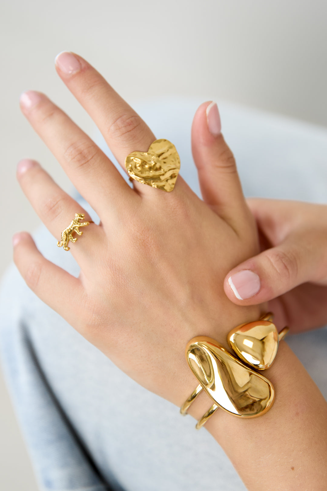 Bracciale rigido dalle forme organiche