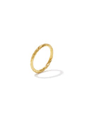 Anello minimalista con strisce